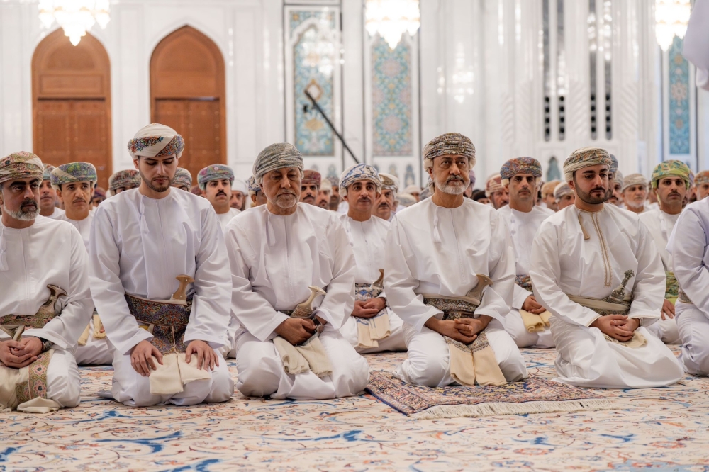 His Majesty performs Eid Al-Fitr prayers
