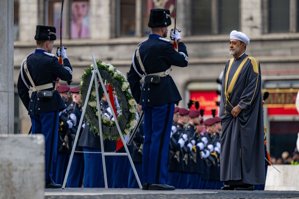 HM visits National Monument in Amsterdam